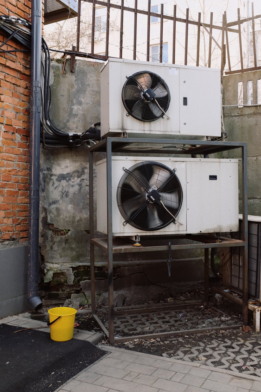What does an air conditioning engineer do?
