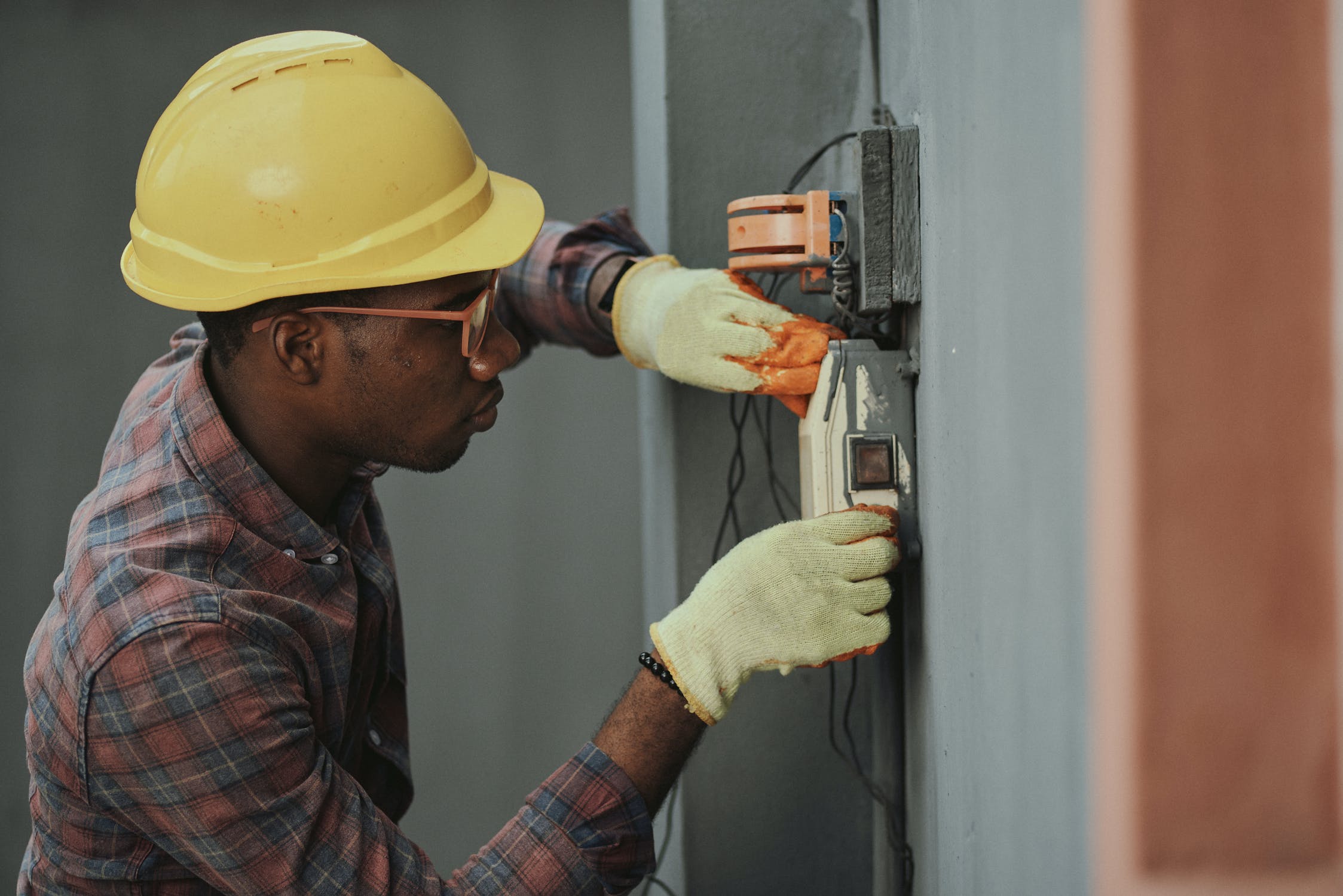 How to become a Commercial Electrician